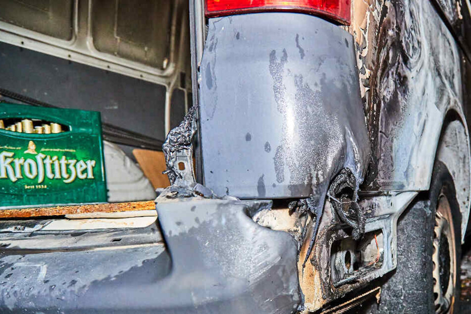 Am rechten Hinterrad des VW sind deutliche Brandspuren zu erkennen.