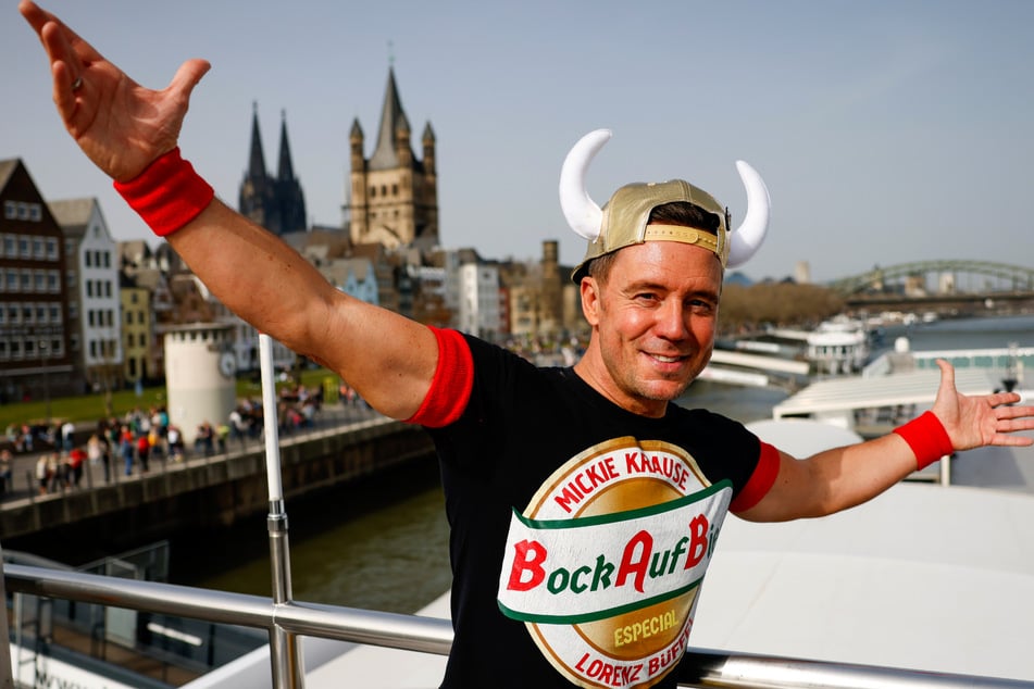 Zum 20-jährigen Bühnenjubiläum: Malle-Star Lorenz Büffel feiert wilde Sause auf dem Rhein