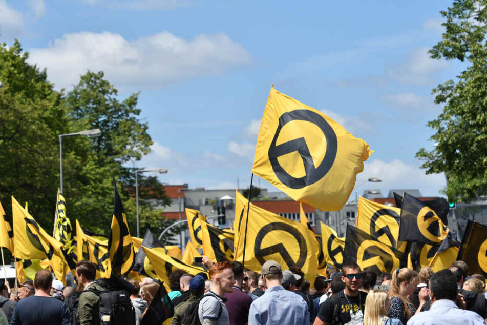 Die Mitglieder der rechten Gruppe lehnen Zuwanderung auf, treten bei Demos mit gelben Fahnen auf.