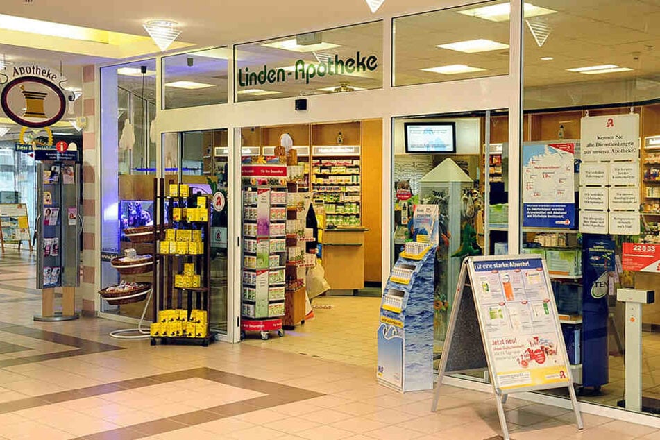 Die Linden-Apotheke in Grimma-Süd. Hier konnte man bis vor kurzem zum Pillenkauf zusätzlich noch Geld abheben.