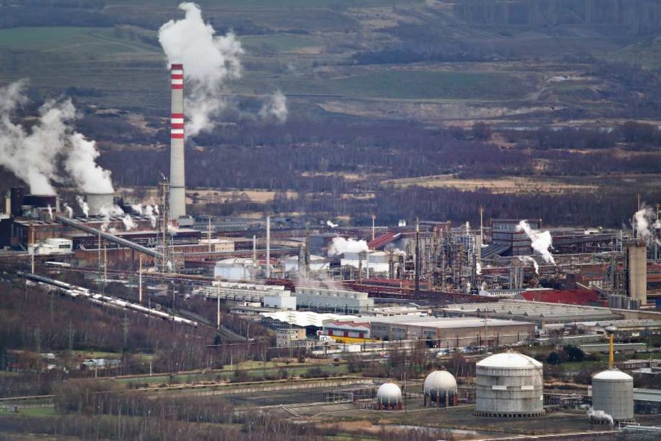 Was braut sich da zusammen? Über die Abgase aus dem Litvinover Chemiepark rümpfen die Erzgebirger seit Jahren die Nase.