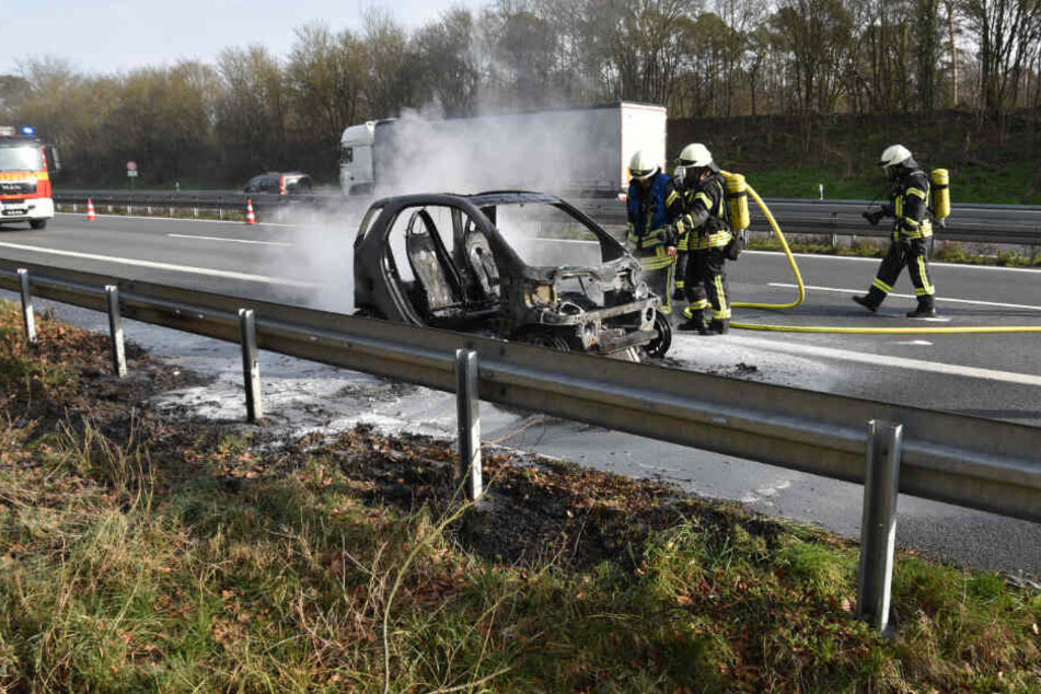 Während der Fahrt: Smart brennt auf A5 plötzlich komplett aus