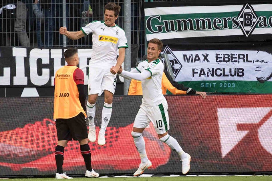 Zwei Elfmeterschützen unter sich: Jonas Hofmann (l.) und Thorgan Hazard (r.) bejubeln die Gladbacher Führung.