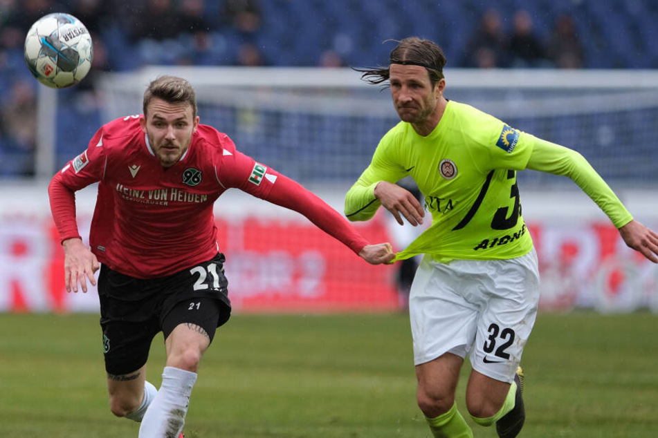Jannes Horn (l) ist derzeit an Zweitligist Hannover 96 verliehen.