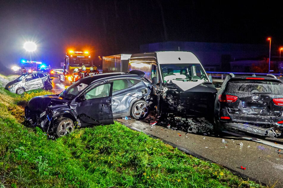 Kurz darauf krachte ein Sprinter ins Stauende und schob vier Fahrzeuge aufeinander.