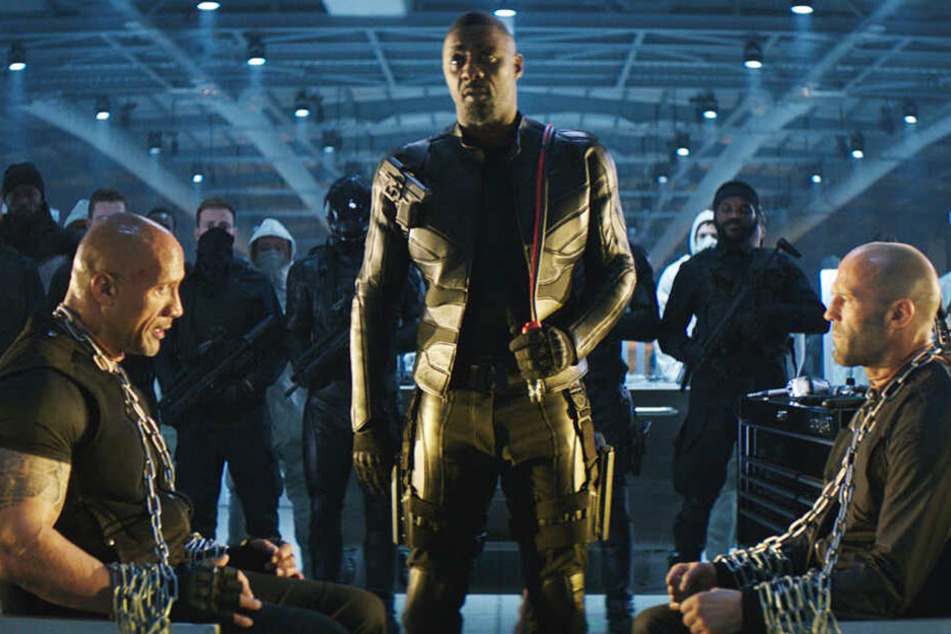 Der neue Superschurke Brixton (M., Idris Elba) hat Luke Hobbs (l., Dwayne Johnson) und Deckard Shaw (r., Jason Statham) in seiner Gewalt.