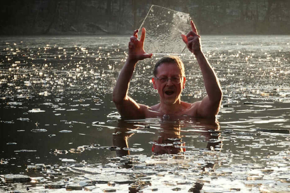 Trotz eisiger Temperaturen gönnt sich dieser Mann ein Bad in der Krumme Lanke.
