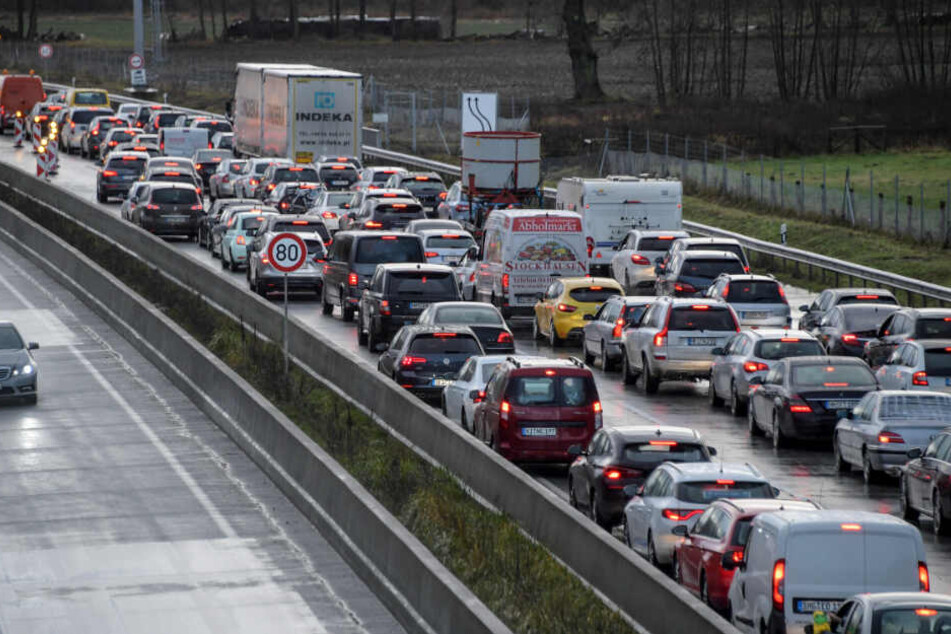 Die A5 war nach dem Crash dicht. (Symbolbild)