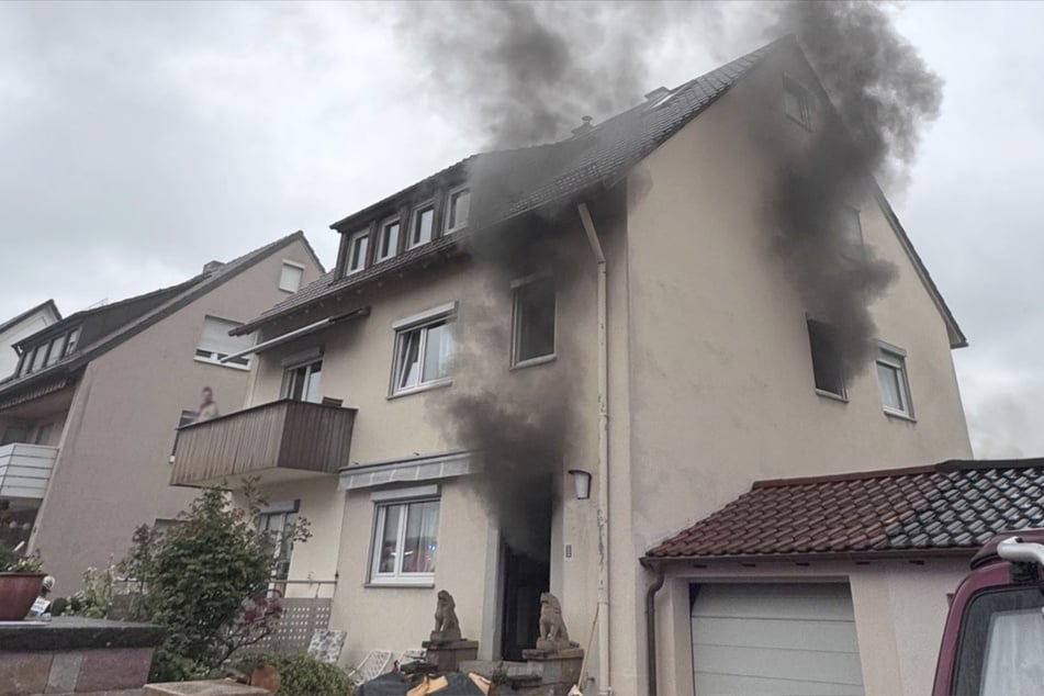 Aus den Fenstern drang dichter Rauch.