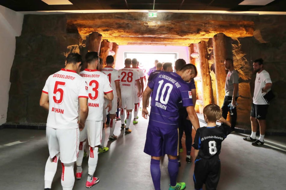 Durch den neugestalteten Spielertunnel betraten die Mannschaften das Spielfeld.