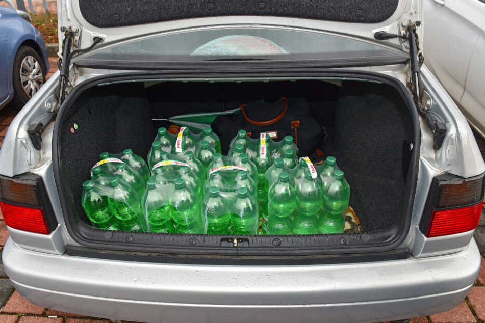 Auch dieser Kofferraum eines Dresdners war am Freitag mit Wasser-Vorräten gefüllt.