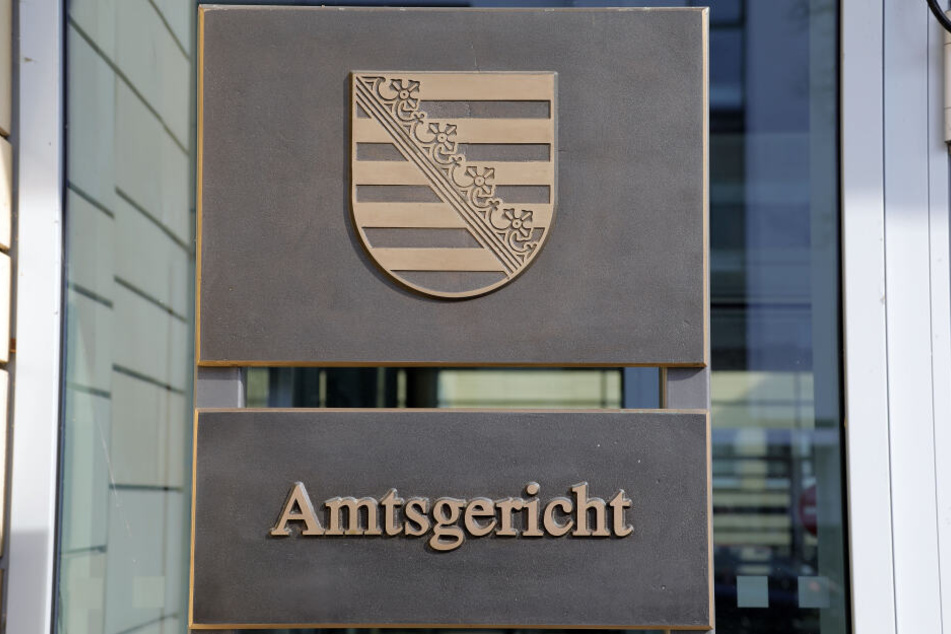 344 Betrugsfälle gehen auf seine Kappe. Dafür erhielt er von einer Richterin am Amtsgericht eine dreijährige Bewährungsstrafe.