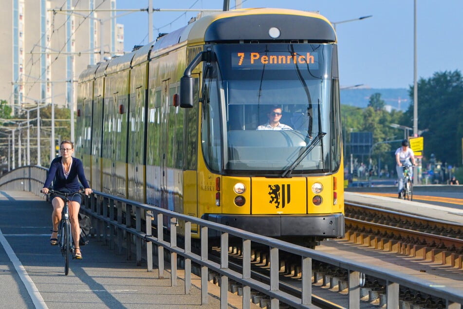 Ein Bild von der Brücke am 2. September 2024, als eine Bahn der Linie 7 und eine Radfahrerin die Brücke passieren.