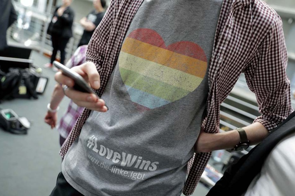 Ein Mitarbeiter eines Bundestagsabgeordneten der Linken trägt ein T-Shirt mit einem Herz in Regenbogenfarben und dem Titel "#LoveWins".