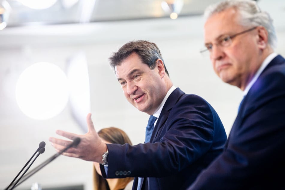 Markus Söder (l.) und Joachim Herrmann (r.) sind mit der Grenzpolizei zufrieden.