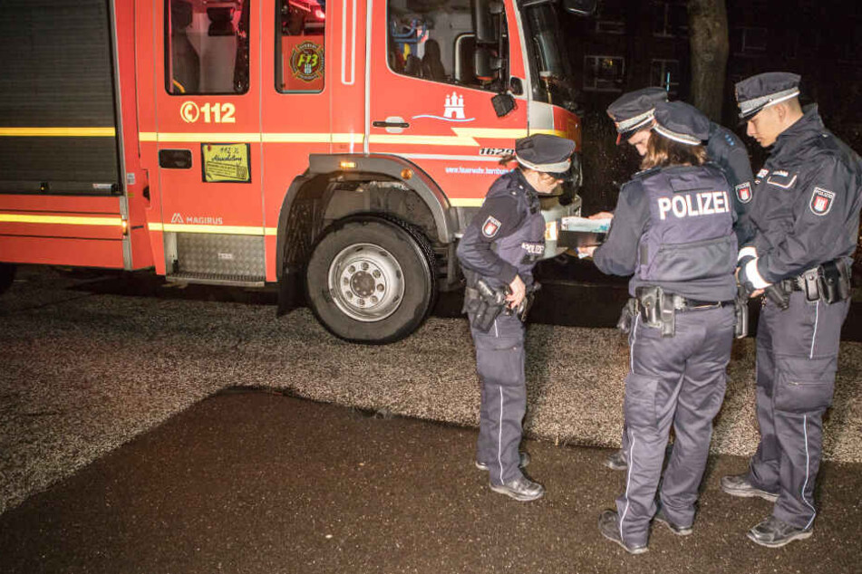 Polizisten ermitteln am Brandort auf dem UKE-Gelände.