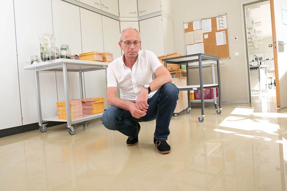 Schulleiter Jens Reichel (55) im August 2016: Der Wasserschaden von damals wirkt sich noch heute auf den Schulbetrieb aus.