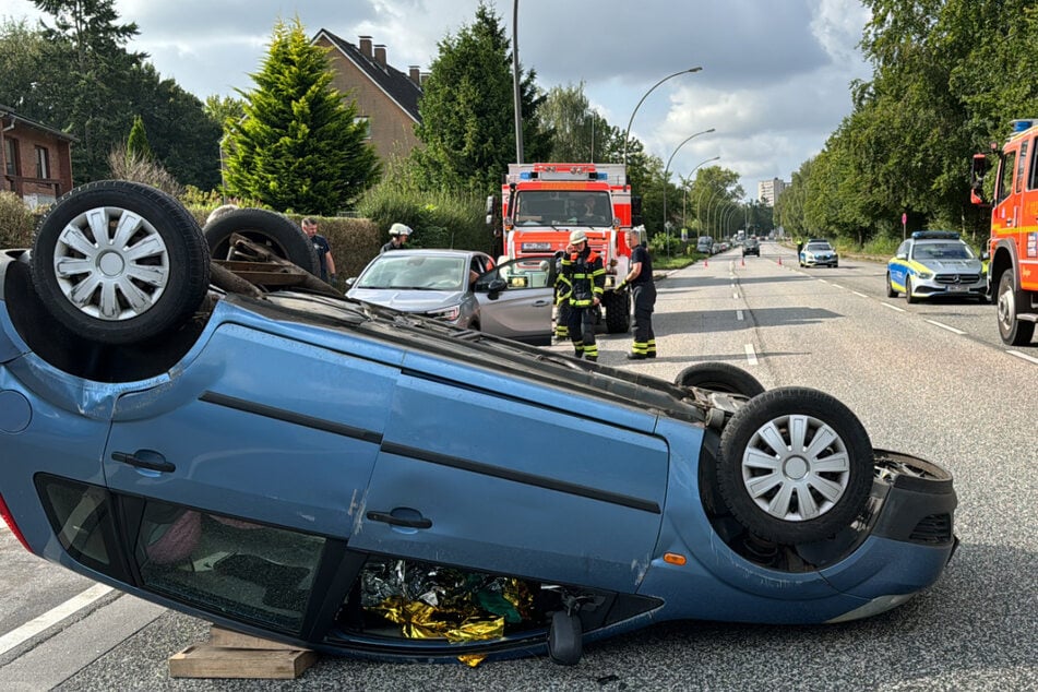 Der Ford Fiesta blieb nach dem Unfall auf dem Dach liegen.