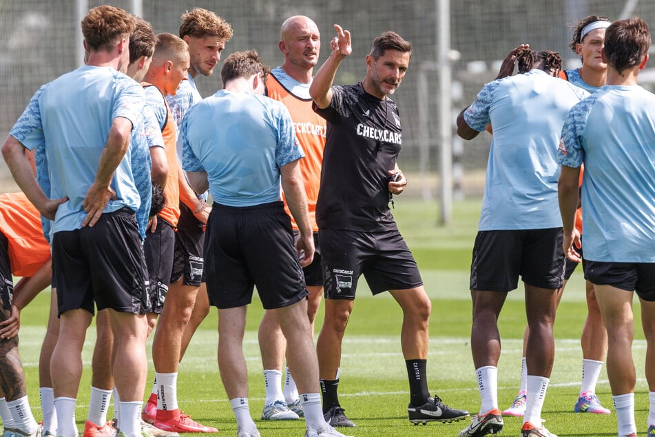 Hertha-Trainer Stefan Leitl (47, 3.v.r.) musste während der Vorbereitung von seinem bevorzugten System abweichen.