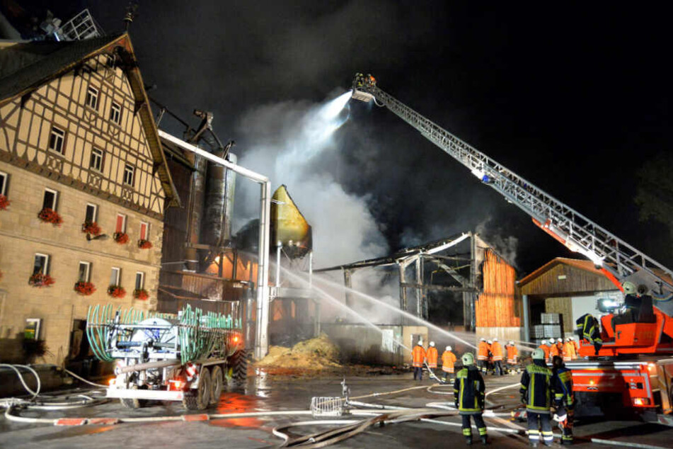 23. August 2015: Einsatzkräfte löschen den brennende Mühlenbetrieb.