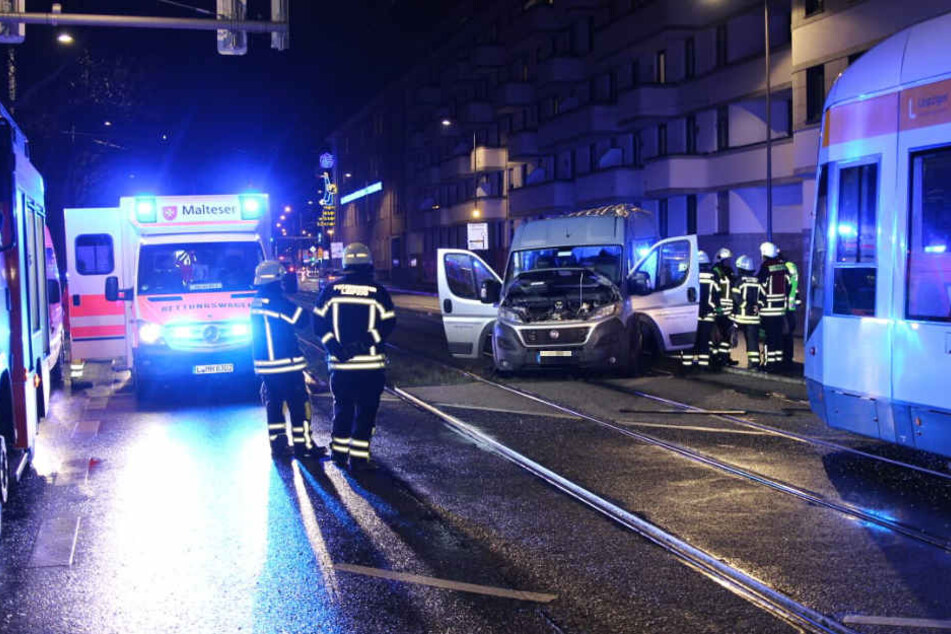 Der Transporter-Fahrer übersah die von hinten kommende Straßenbahn scheinbar.