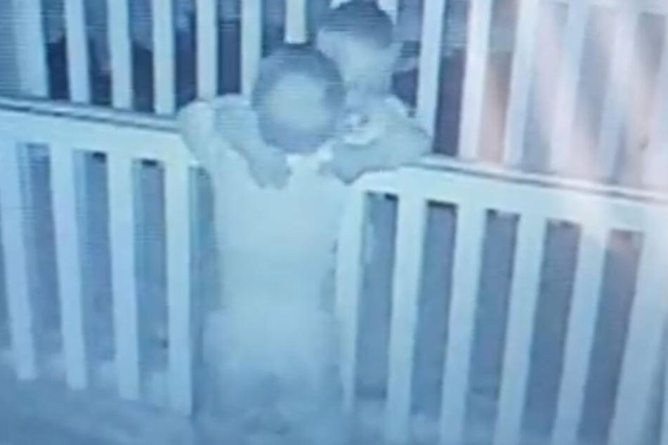 Streithähne in der Nacht vereint: Jacob und Noah (beide 18 Monate) haben sich doch ganz lieb.