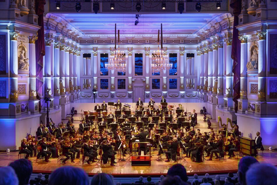 Die Staatskapelle mit Dirgent Tugan Sokhiev in der Dresdner Semperoper. Das Orchester macht bei seinen Auftritten im Ausland nicht nur Musik, sondern auch Werbung für Sachsen. (Archivbild)