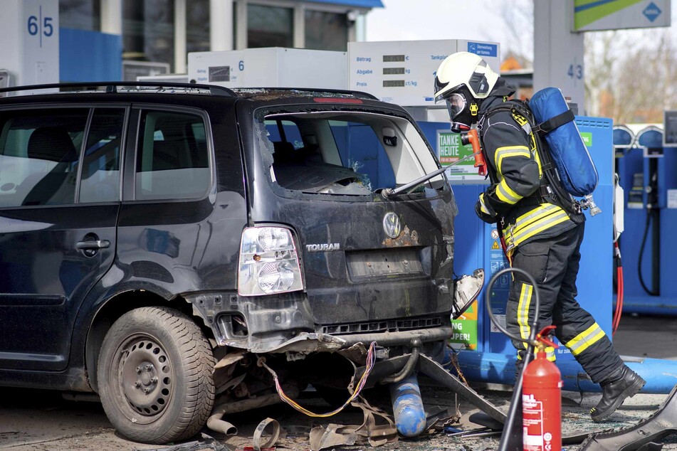 Gas-Auto explodiert beim Tanken: Ein Mensch verletzt!