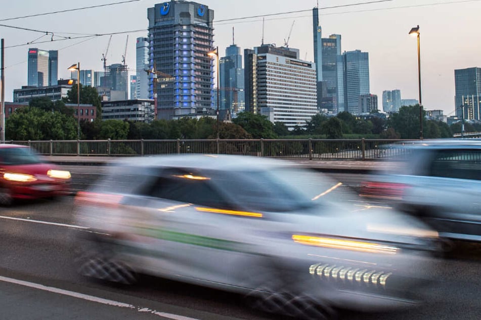 Autos auf der Friedensbrücke: Wird das Diesel-Fahrverbot in Frankfurt verschleppt?