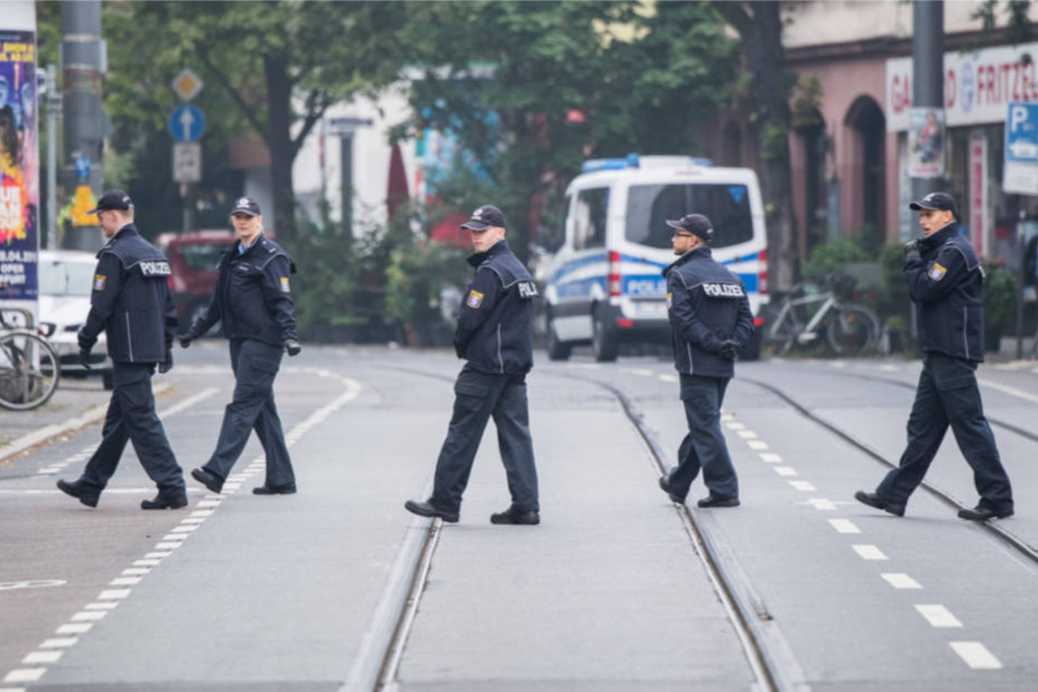 Polizisten kontrollieren das Sperrgebiet im Frankfurter Westend.