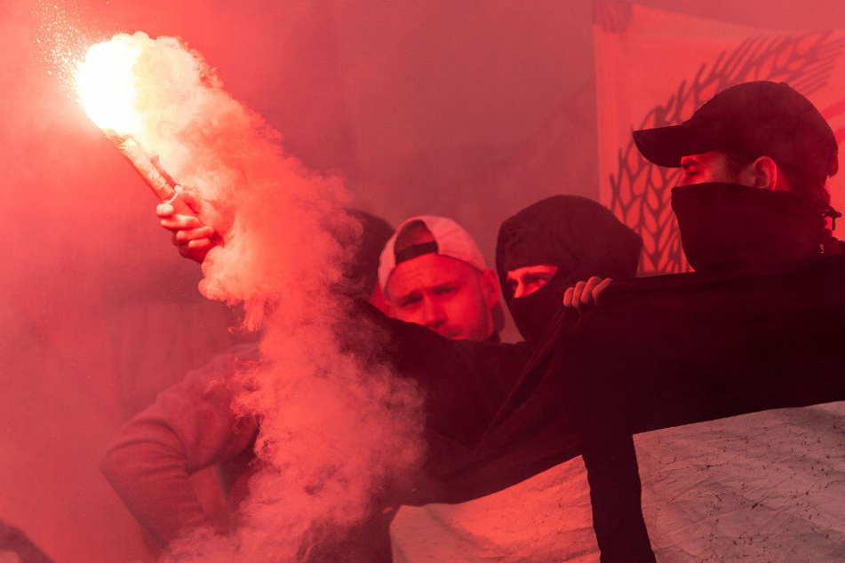 Fans von Fortuna Düsseldorf zünden Bengalos. (Archivbild)