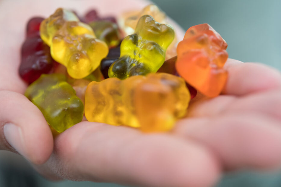 Die Täter erbeuteten Gummibärchen und Chips.
