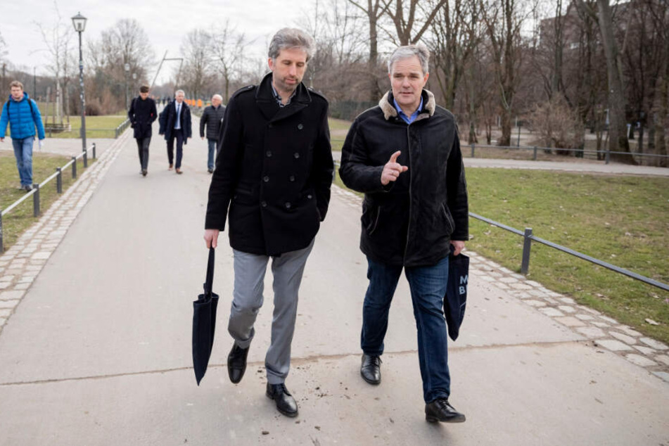 Boris Palmer (links im Bild) und Burkard Dregger gehen bei einer Berlin-Tour durch den Görlitzer Park.