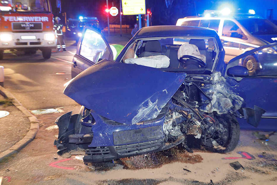 Der Fahrer des VW verstarb noch am Unfallort.