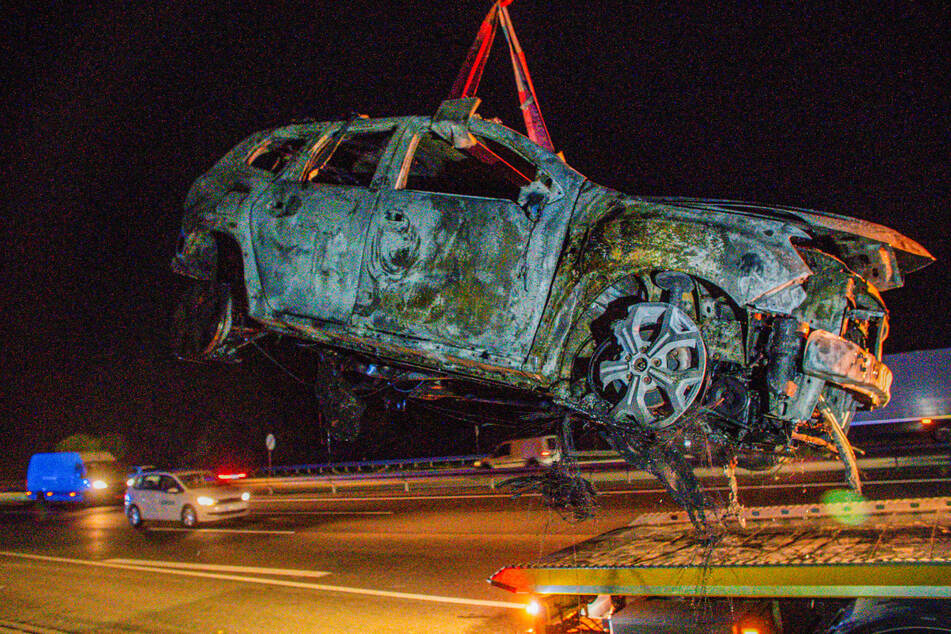 Ein Blick auf den zerstörten Wagen offenbart das ganze Ausmaß des Feuer-Infernos.