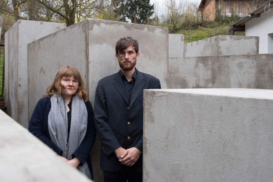 Morius Enden und Jenni Moli, Mitglieder des Künstlerkollektivs Zentrum für Politische Schönheit, stehen in einem verkleinerten Nachbau des Berliner Holocaust-Mahnmals in Sichtweite des Grundstücks von AfD-Politiker Höcke.