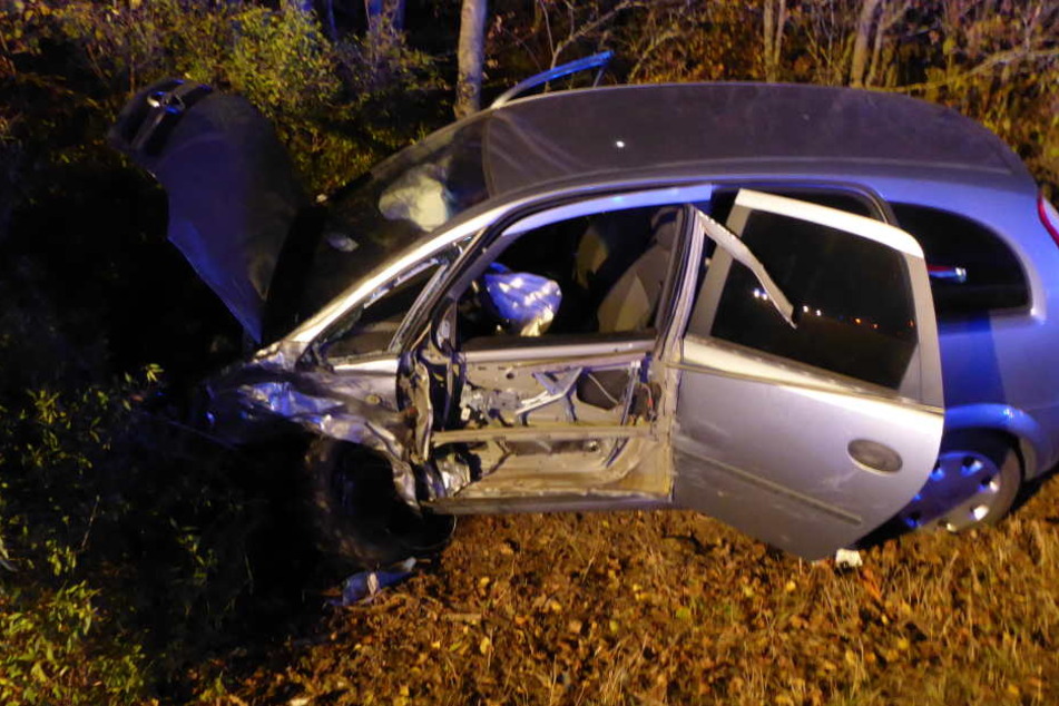 Das entgegenkommende Auto landete im Straßengraben.