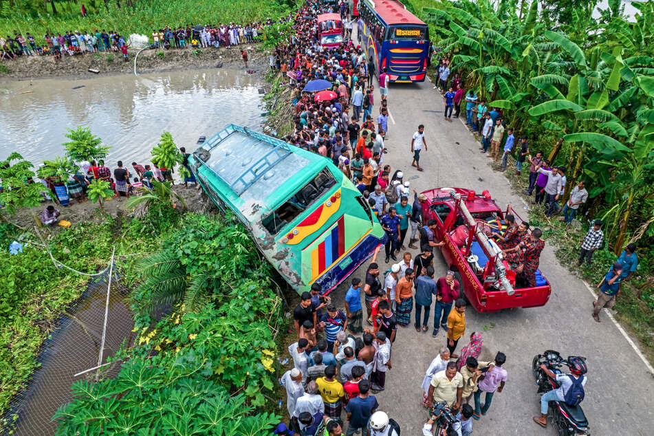 Bus landet in zwei Meter tiefem Teich: Mindestens 17 Tote