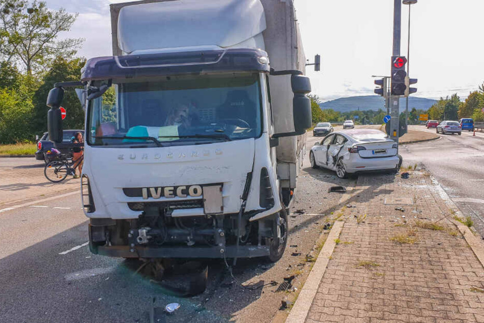 Die Front des Lkw wurde bei dem Unfall stark in Mitleidenschaft gezogen.