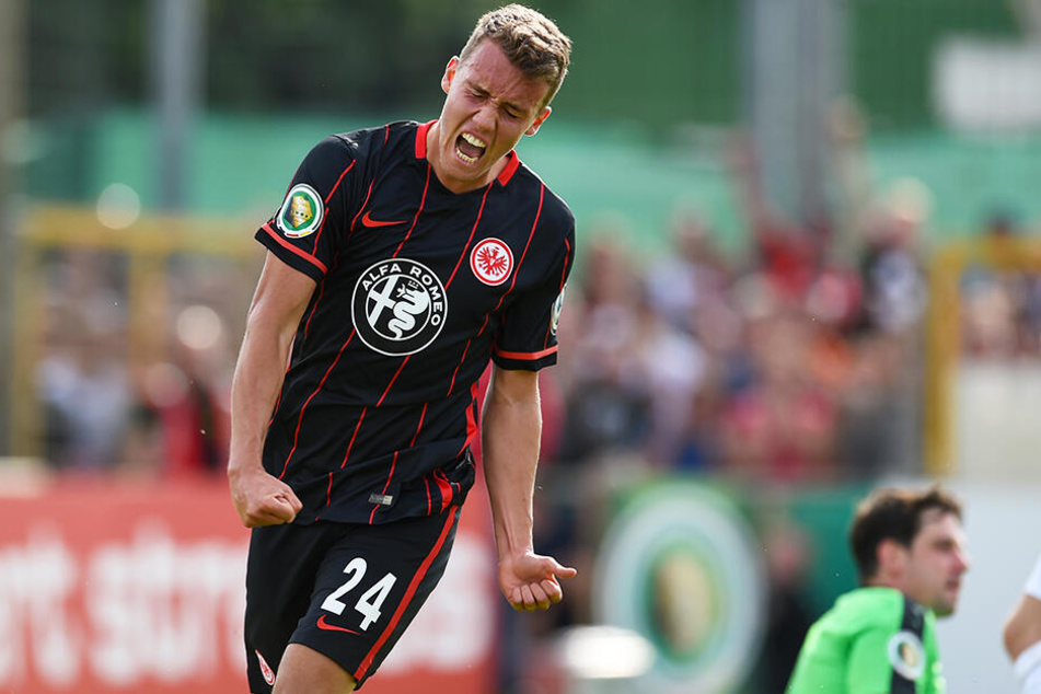 Jubel über sein einziges Profi-Pflichtspieltor für Eintracht Frankfurt: Luca Waldschmidt freut sich über seinen Treffer zum 3:0 im DFB-Pokal beim Bremer SV am 8. August 2015.