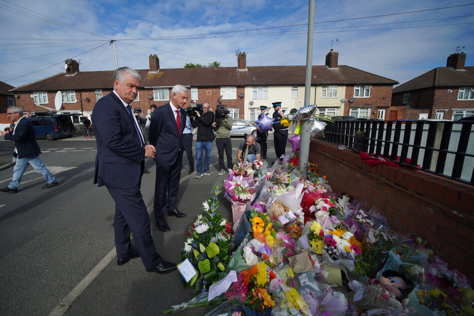 Ian Rush, der Botschafter des FC Liverpool, und Ian Snodin, der Botschafter des FC Everton, besuchen den Tatort nach der Tötung der Neunjährigen.