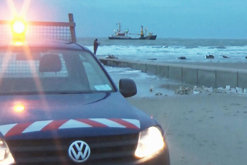 Die Kurverwaltung der Insel Borkum sucht den Strand nach angespülten Gegenständen ab.