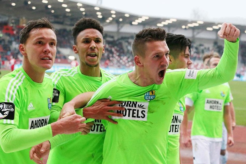 Bittroff, Dem, Frahn und Mast bejubeln Frahns Treffer zum 2:1 gegen Erfurt.