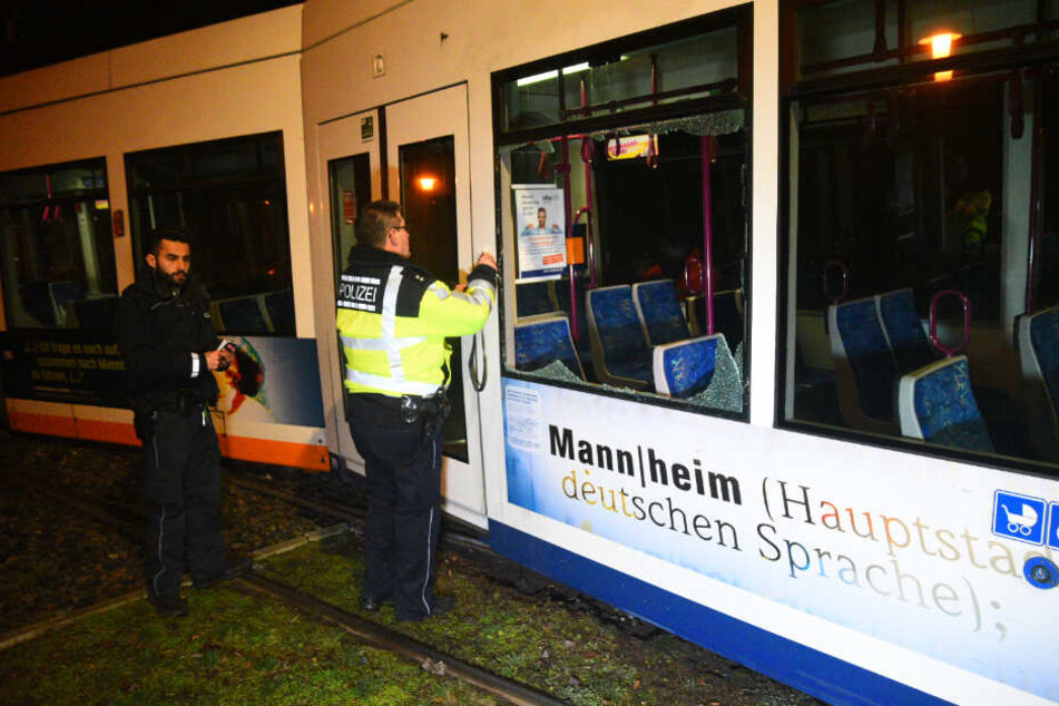 Die Polizisten gehen vor Ort ihrer Arbeit nach.