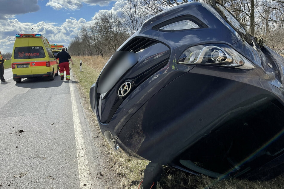 Die Fahrerin (53) landete mit ihrem Auto seitlich auf dem Dach.