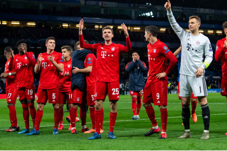 Die Spieler des FC Bayern München feiern nach dem Spiel mit den Fans.