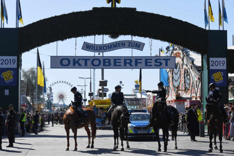Berittene Polizisten stehen vor dem Eingang zum Oktoberfest in München. (Symbolbild)