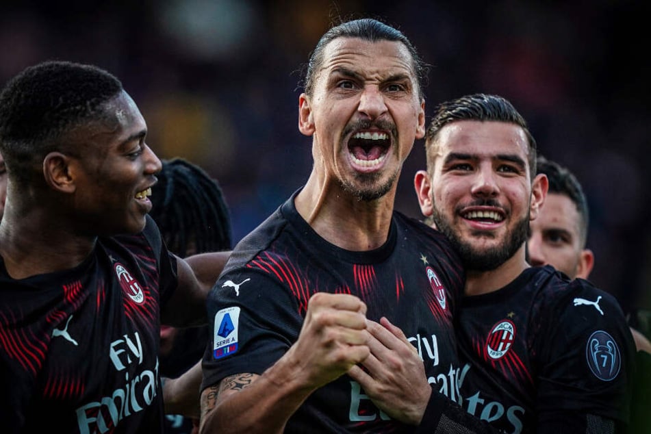 Zlatan Ibrahimovic vom AC Mailand (M) jubelt mit seiner Mannschaft, nachdem er das 2:0 für den AC Mailand geschossen hat.