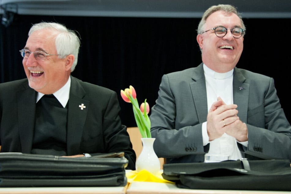 Der Landesbischof der Evangelischen Landeskirche Württemberg Frank Otfried July (r) und Bischof Gebhard Fürst.