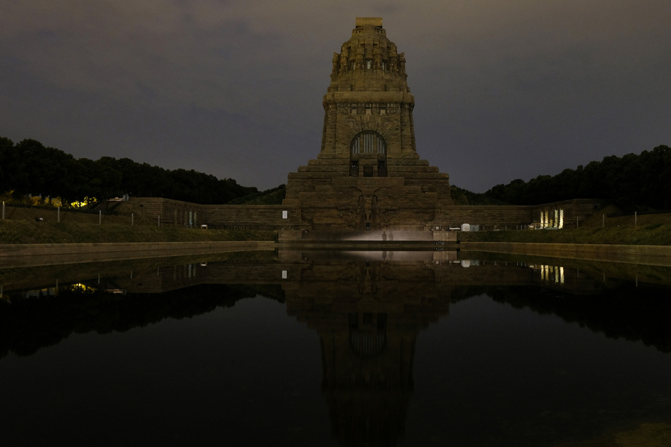 Unter anderem die Beleuchtung am Völkerschlachtdenkmal war von den Sparmaßnahmen betroffen. In den kommenden Wochen soll die Effektbeleuchtung nun nach und nach wieder eingeschaltet werden.